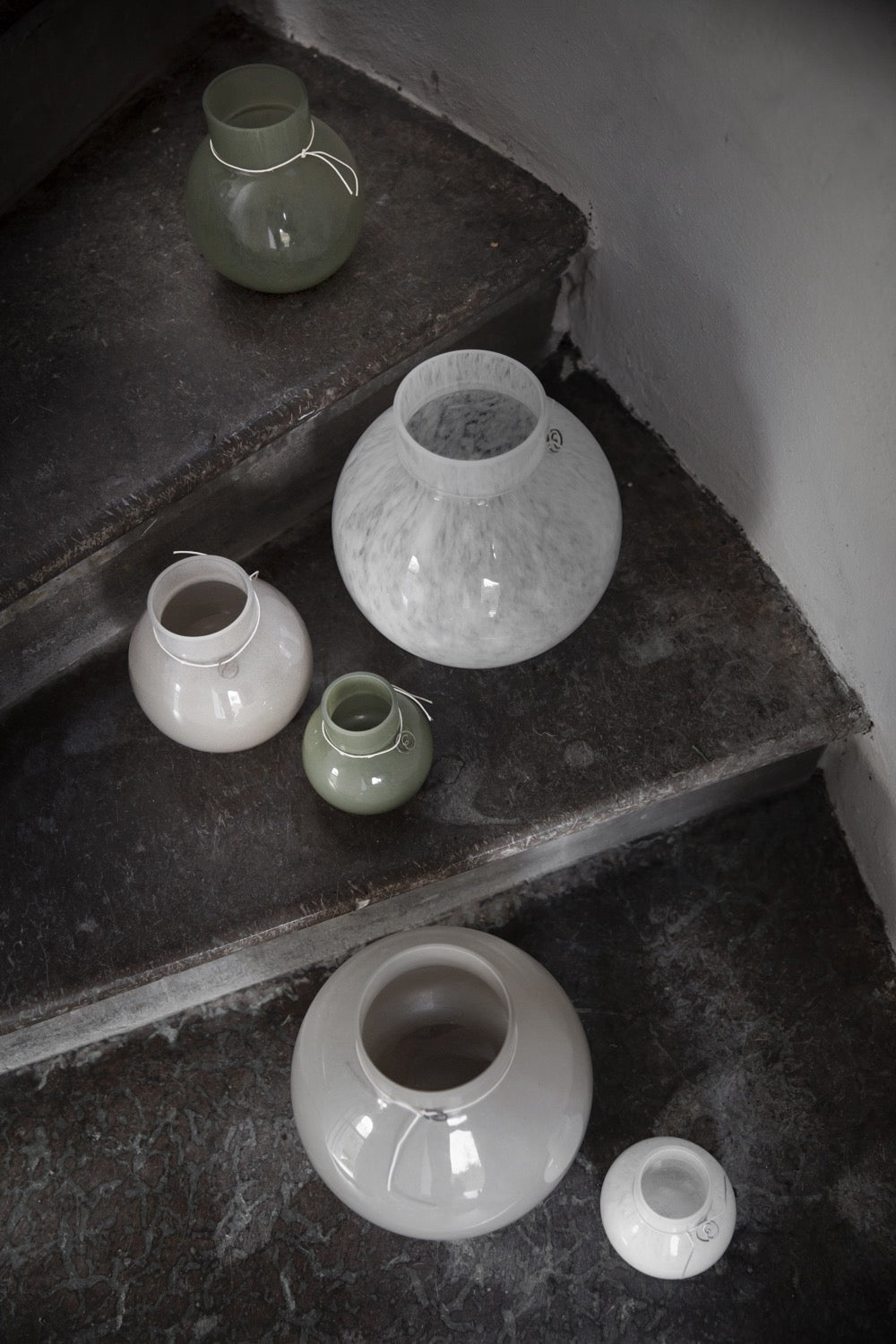 Rund hvid glasvase H: 25 cm.