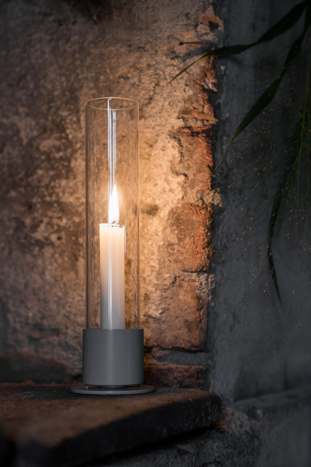 Lysestage med glascylinder, lys grå