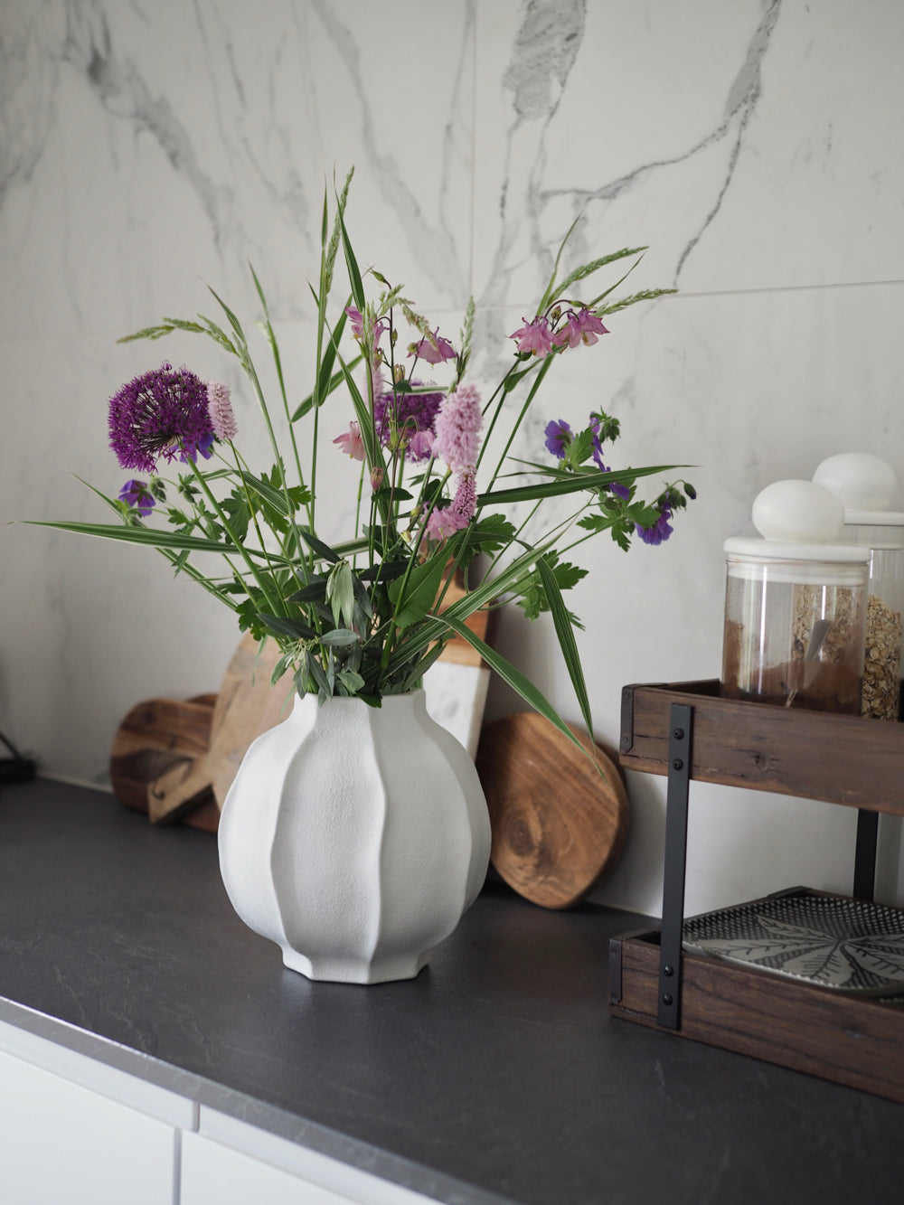 Skulpturel vase H: 24 cm