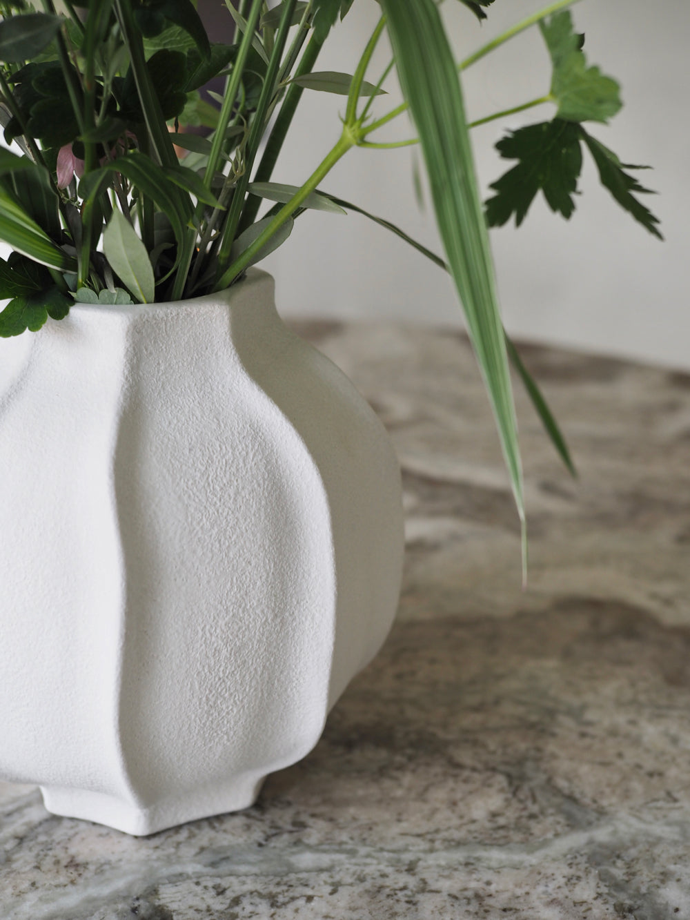 Skulpturel vase H: 24 cm