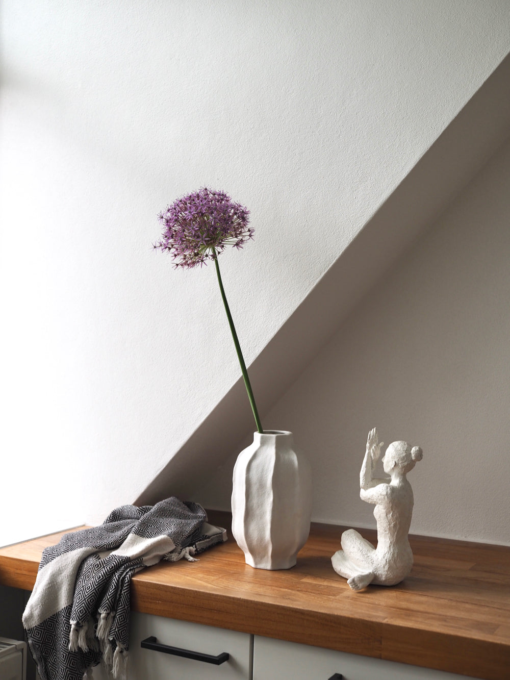 Skulpturel stentøjsvase H: 22 cm