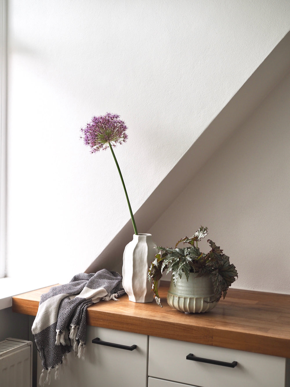 Skulpturel stentøjsvase H: 22 cm