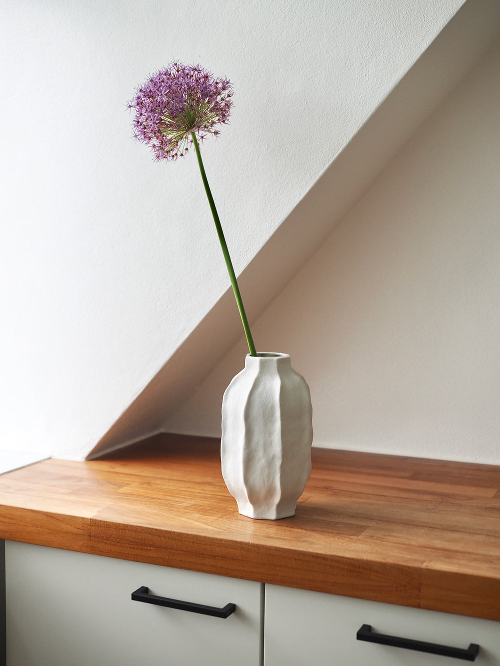 Skulpturel stentøjsvase H: 22 cm