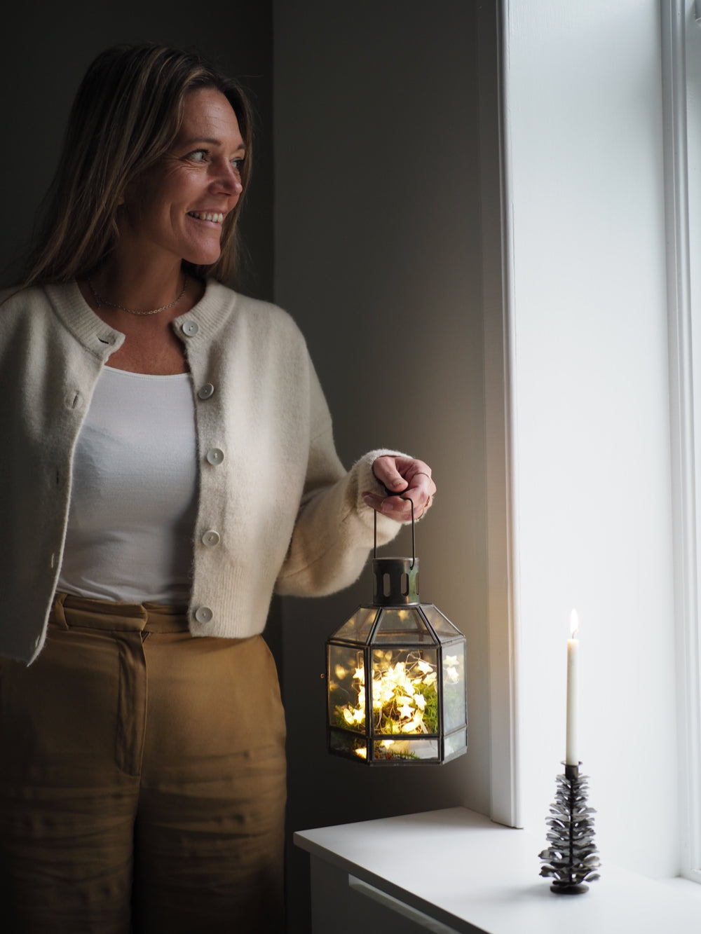 Høj koglestage til kertelys