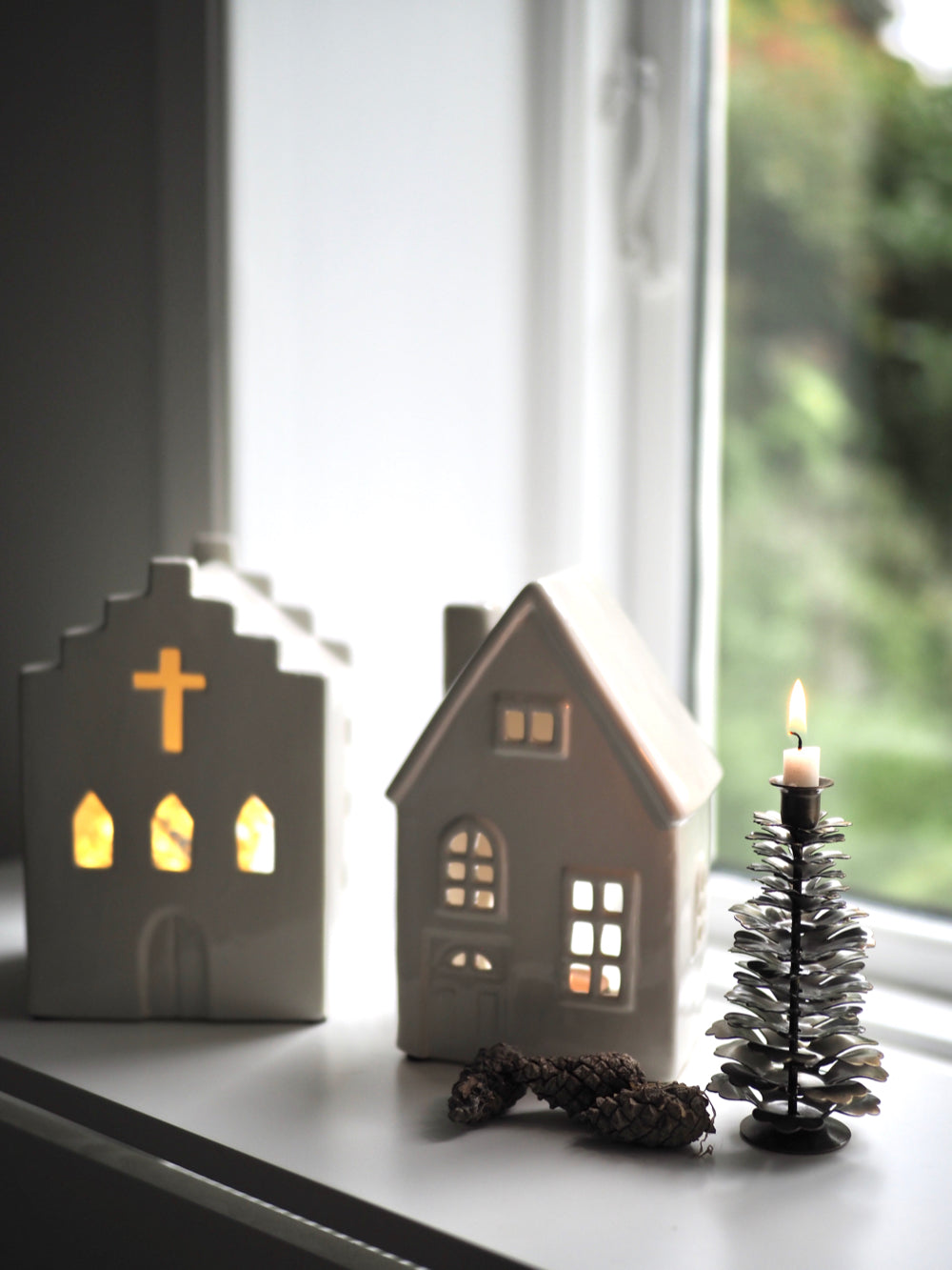 Høj koglestage til kertelys