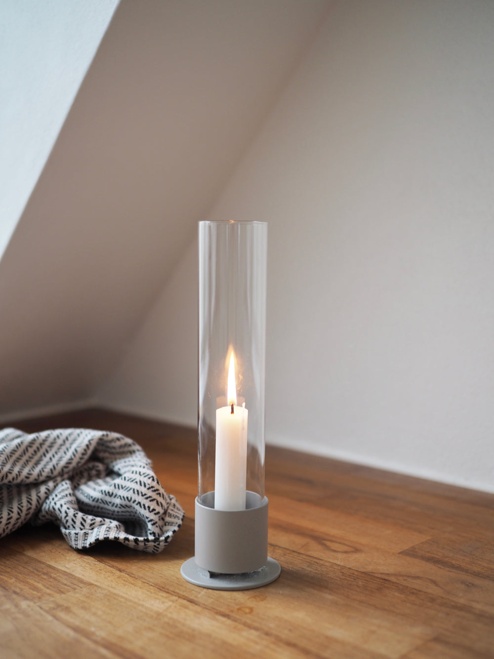 Lysestage med glascylinder, lys grå