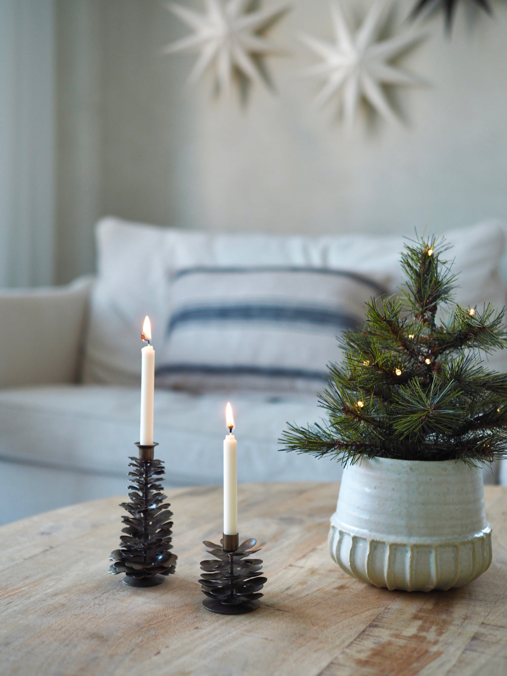 Høj koglestage til kertelys