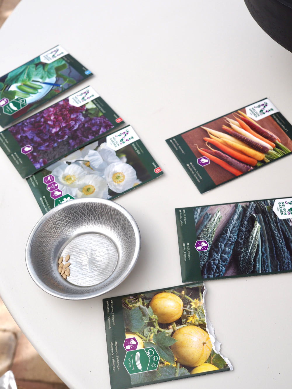 Smuk bakke med håndlavet  mønster