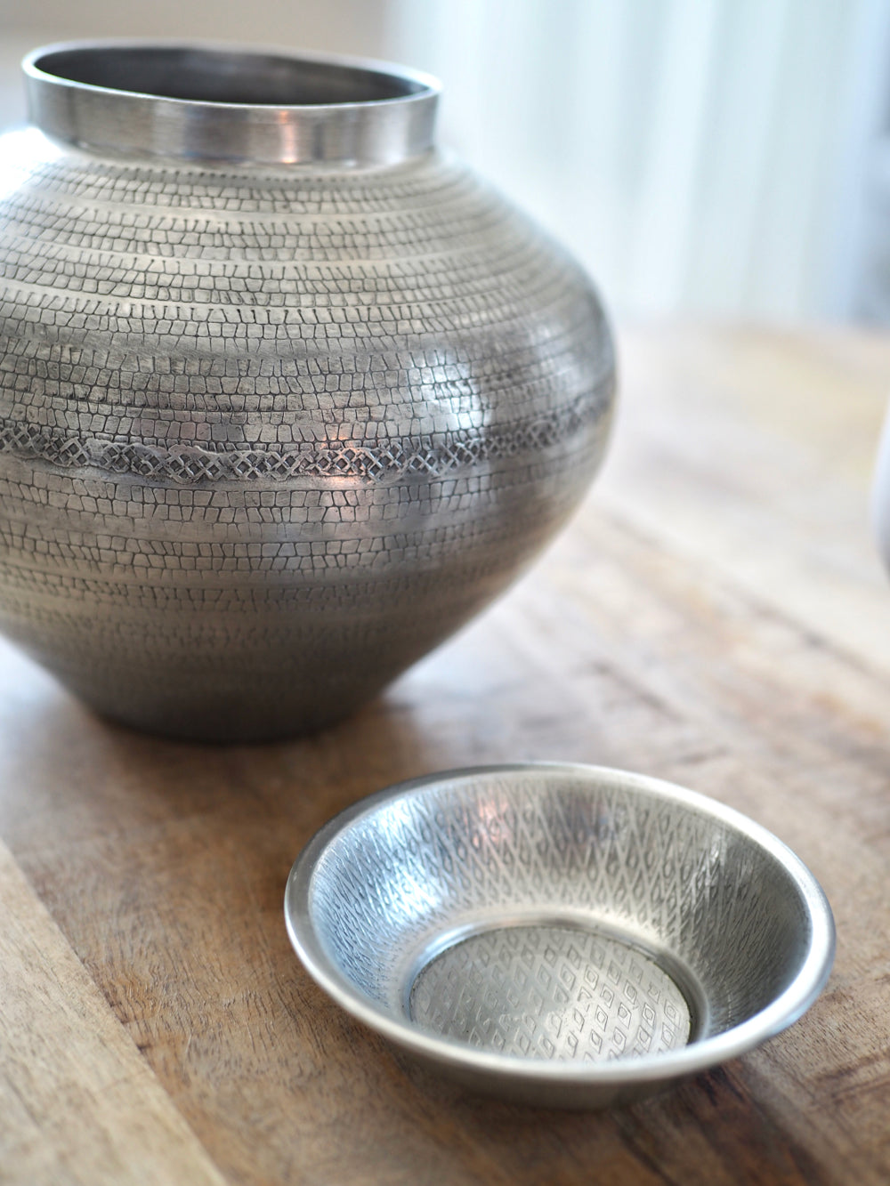 Smuk bakke med håndlavet  mønster