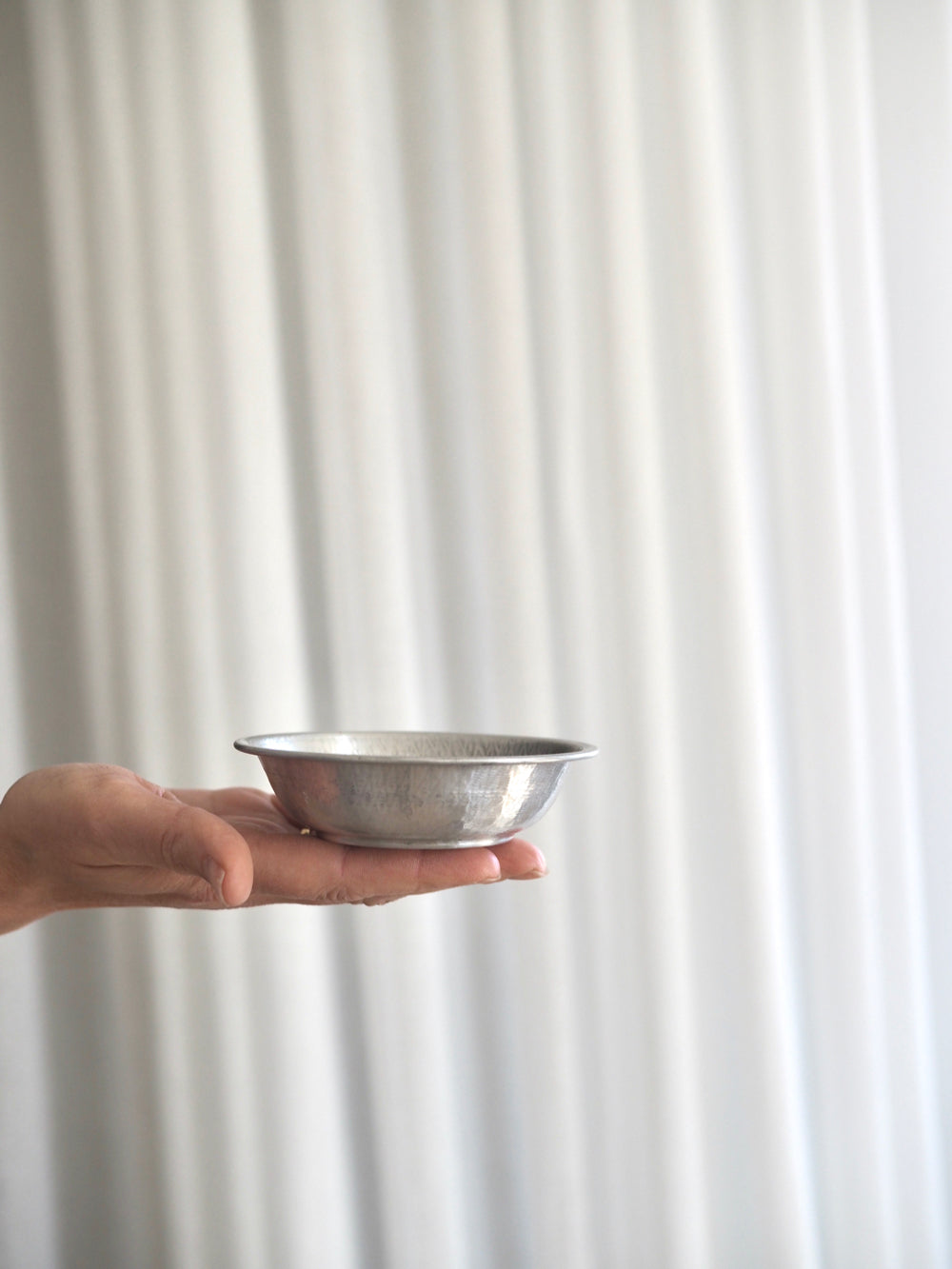 Smuk bakke med håndlavet  mønster