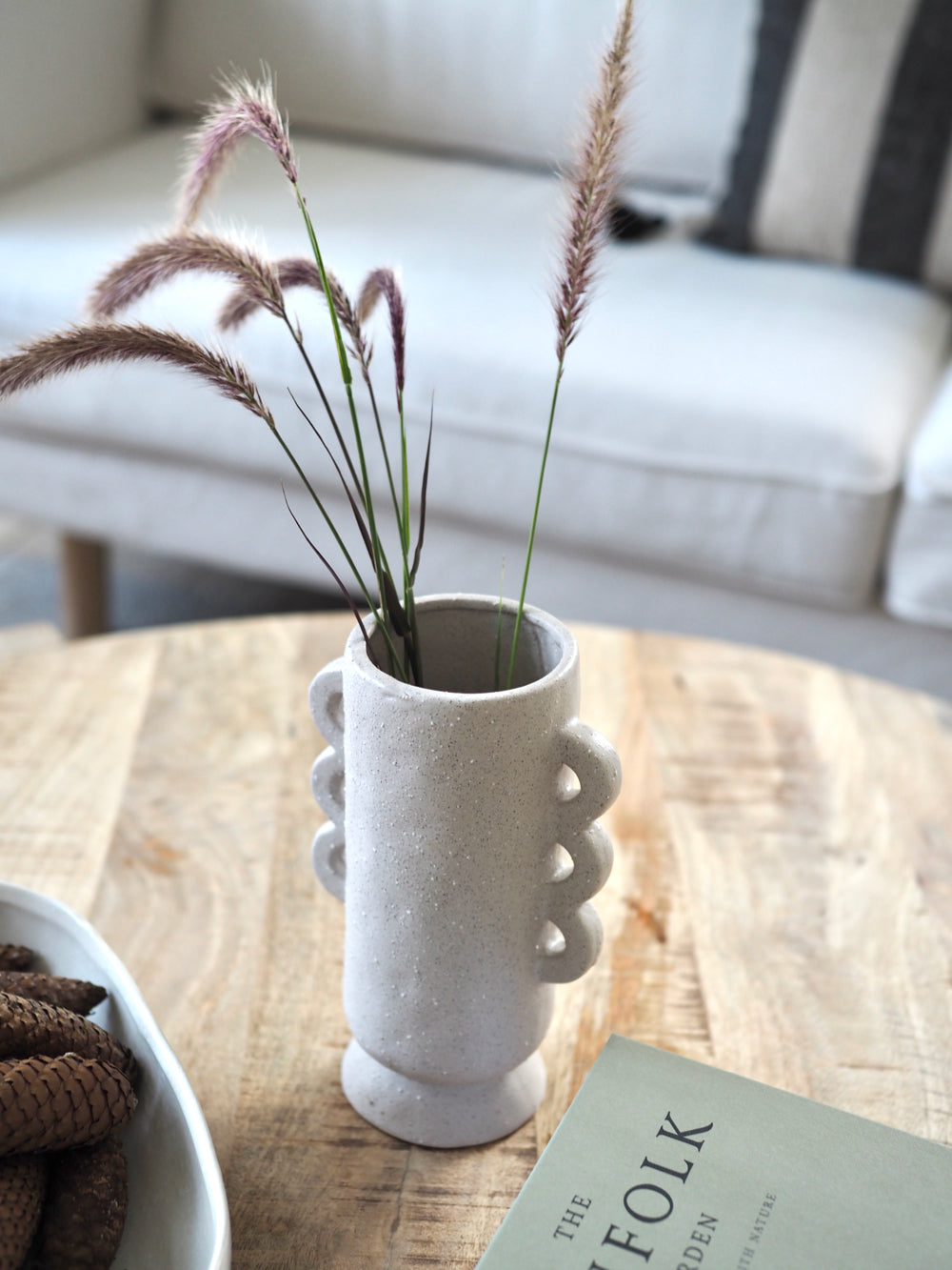 Råhvid vase med hank