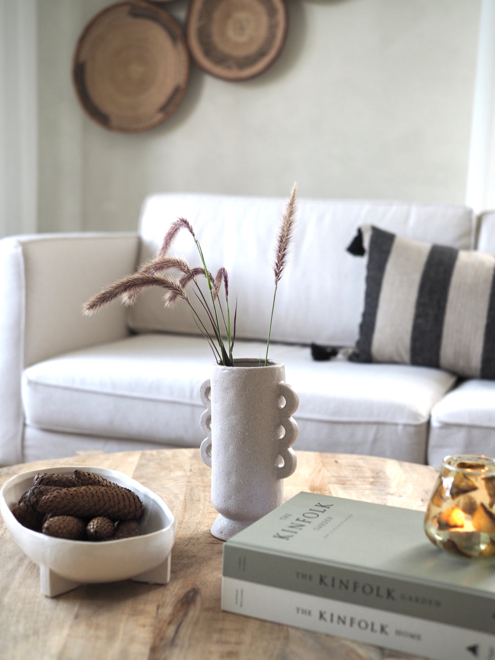 Råhvid vase med hank