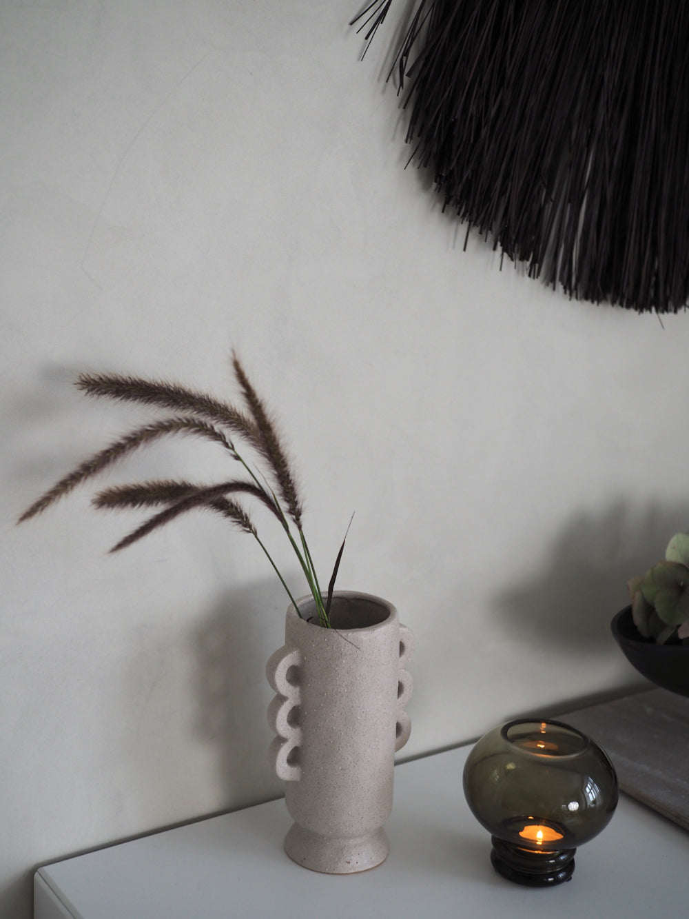 Råhvid vase med hank