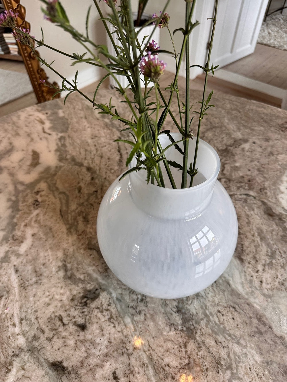 Rund hvid glasvase H: 25 cm.