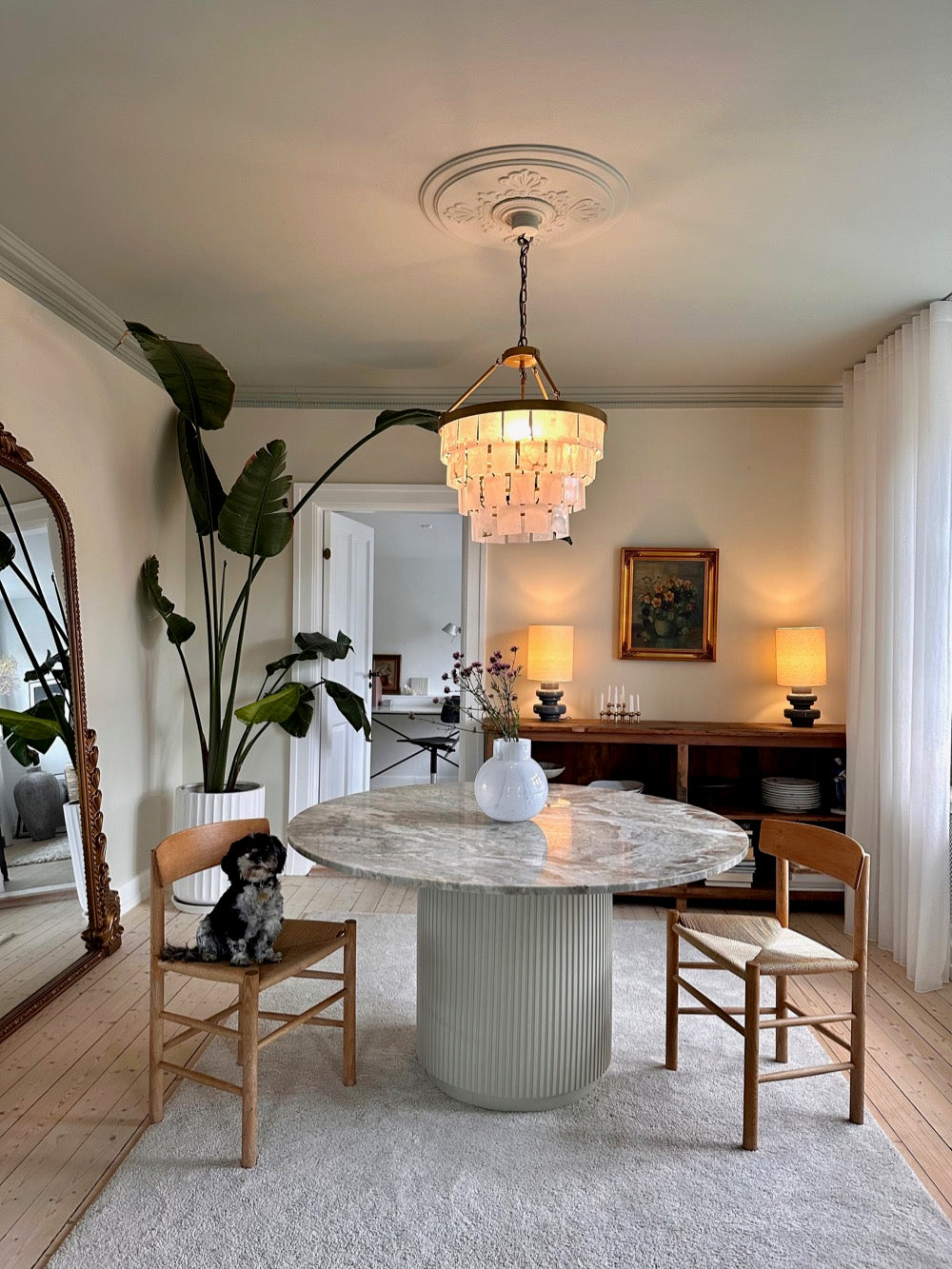 Rund hvid glasvase H: 25 cm.