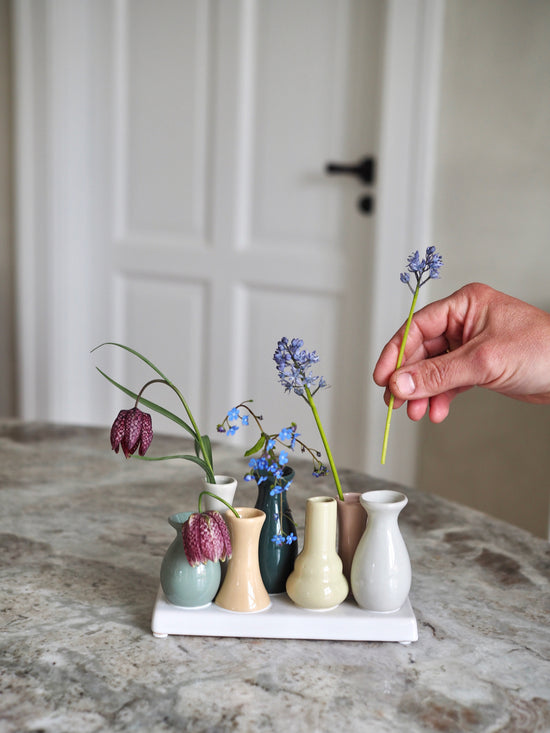 Små farverige vaser på række - 20 cm