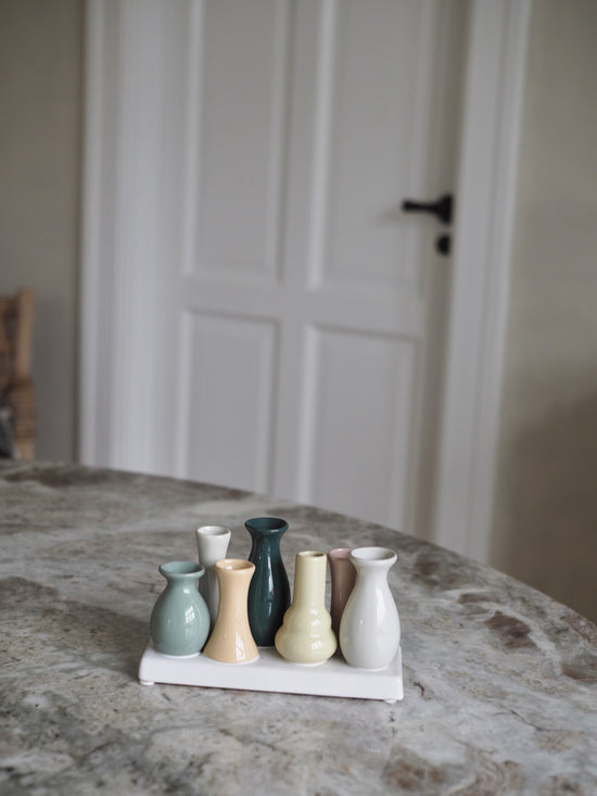 Load billede i Galleri Viewer, Små farverige vaser på række - 20 cm
