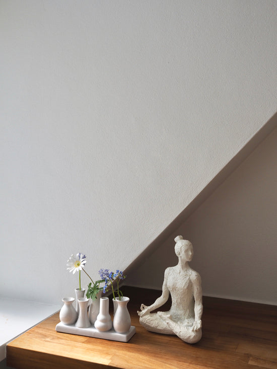 Små hvide vaser på række - 20 cm