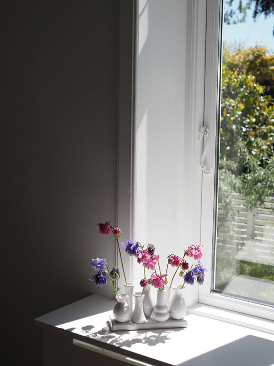 Små hvide vaser på række - 20 cm