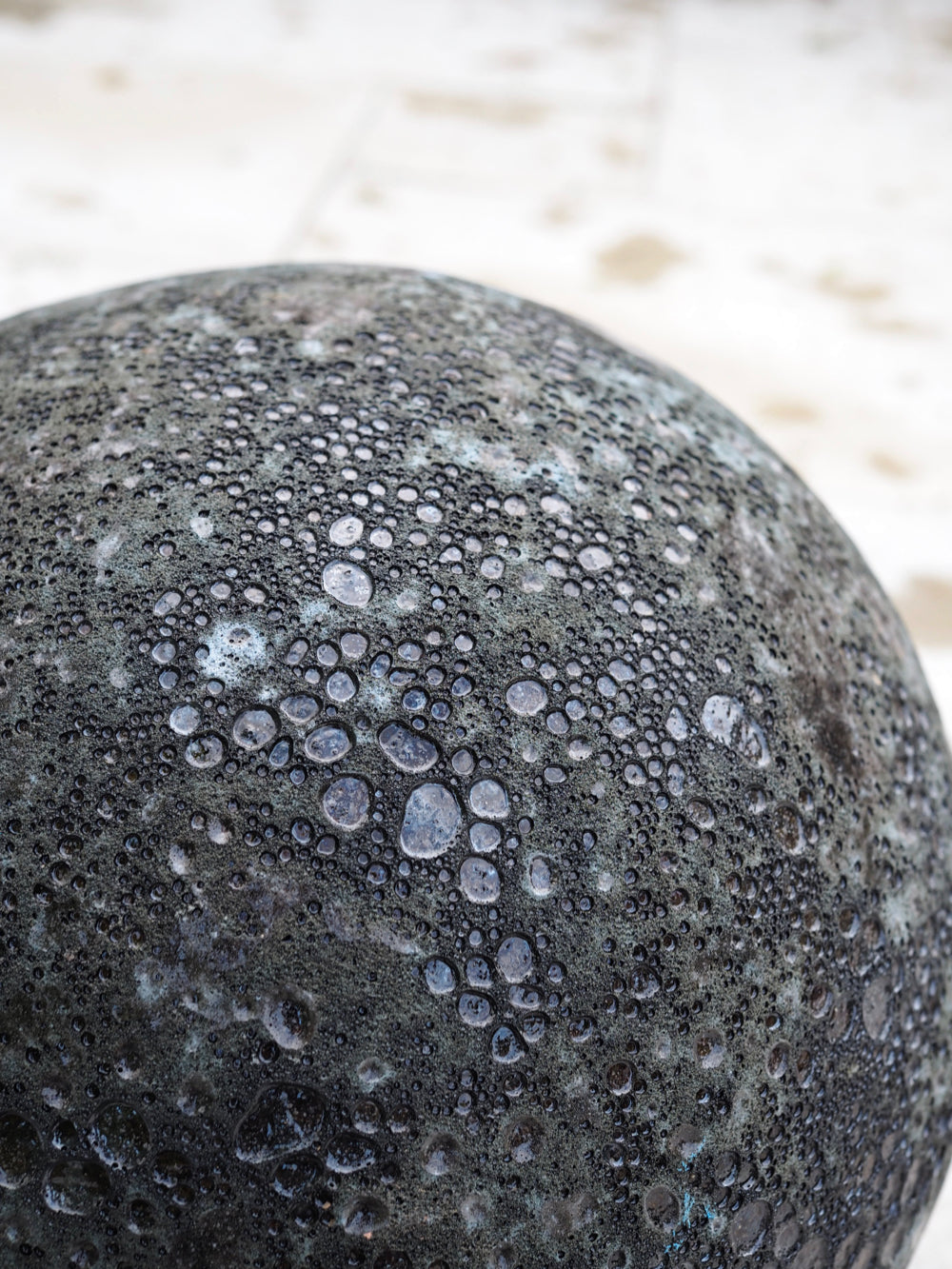 Kugle til haven, sort/sand 40 cm