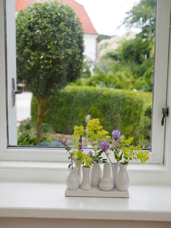 Load billede i Galleri Viewer, Små hvide vaser på række, 20 cm.
