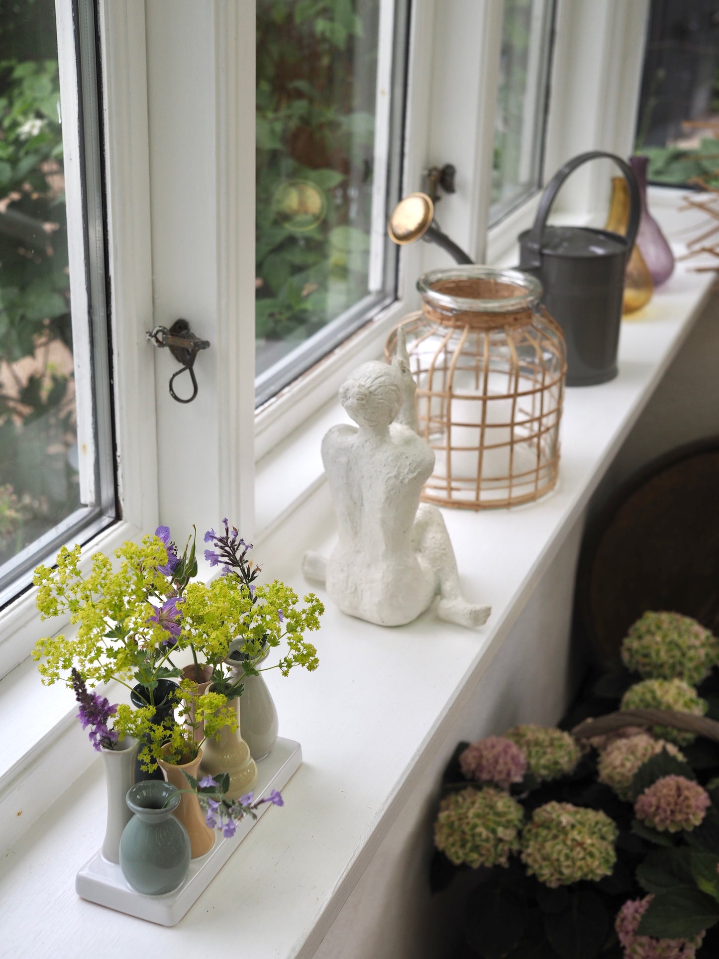 Load billede i Galleri Viewer, Små farverige vaser på række - 20 cm
