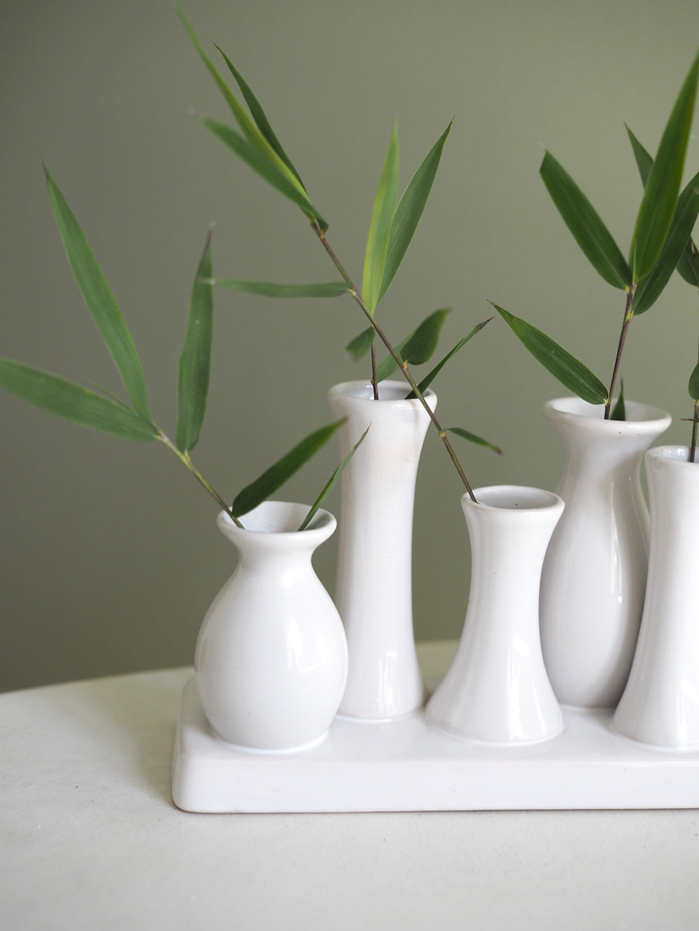 Små hvide vaser på række - 30 cm