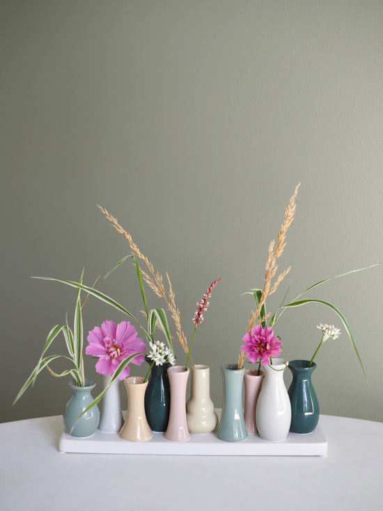 Små farverige vaser på række - 30 cm