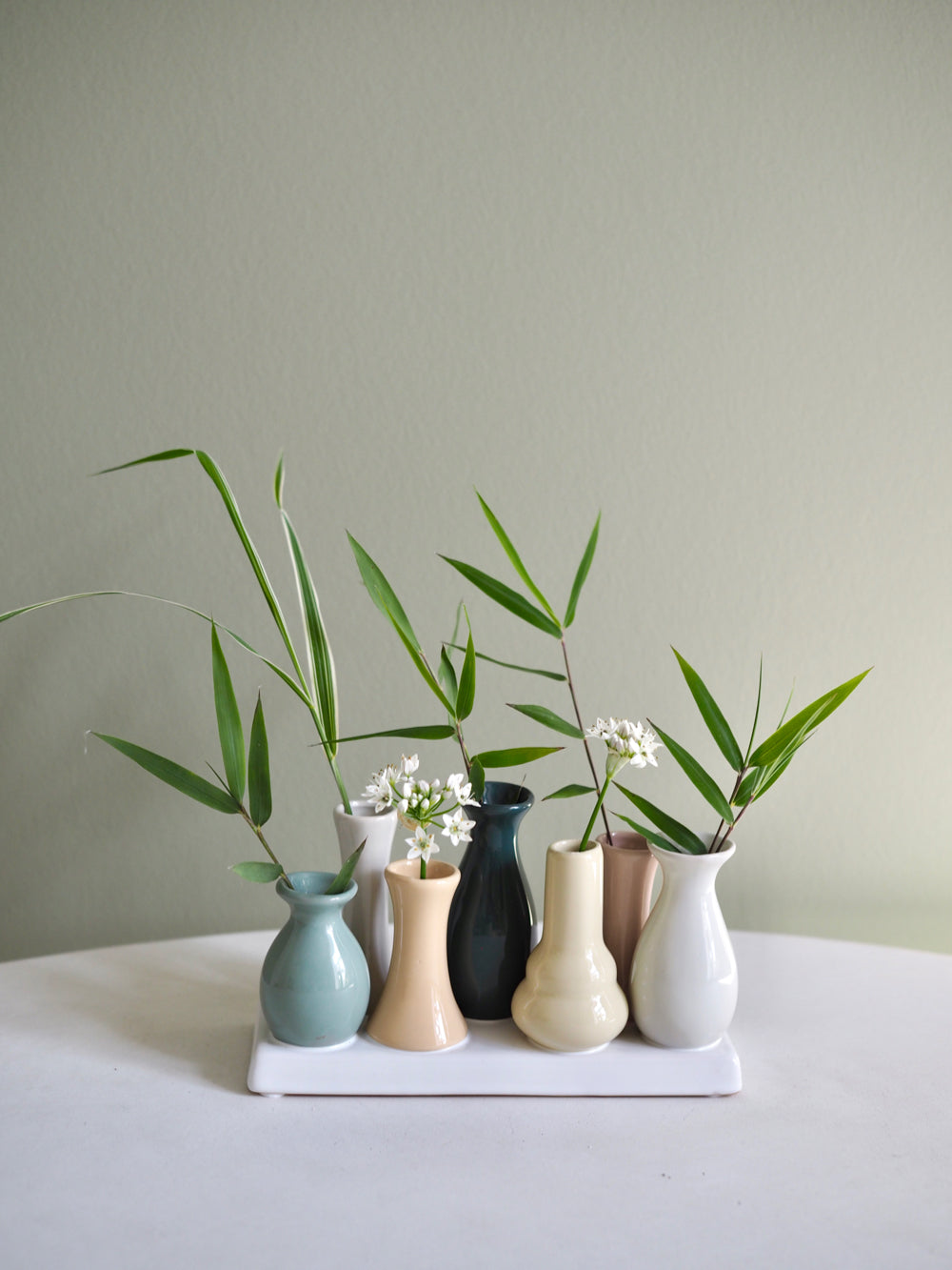 Små farverige vaser på række - 20 cm