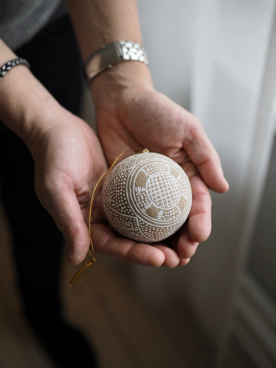 Håndmalede hvid papmache kugle - 7 cm